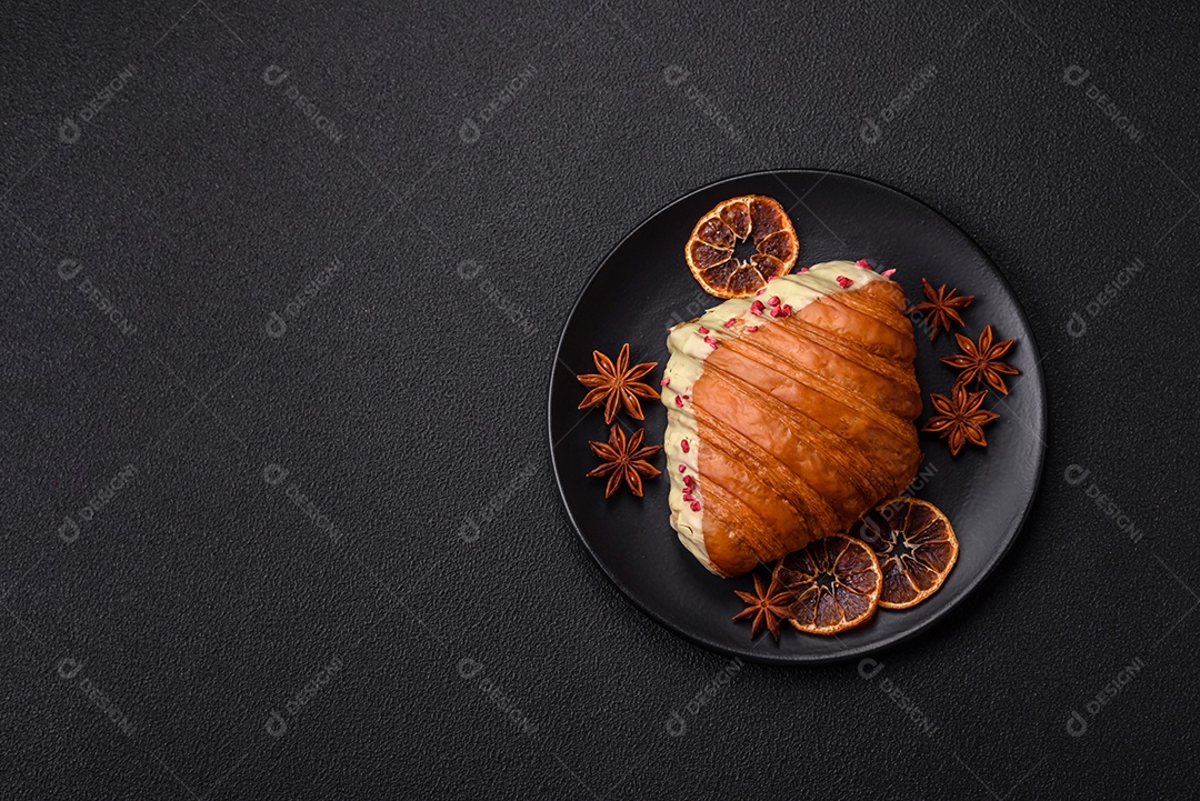 Delicioso croissants em uma mesa de concreto