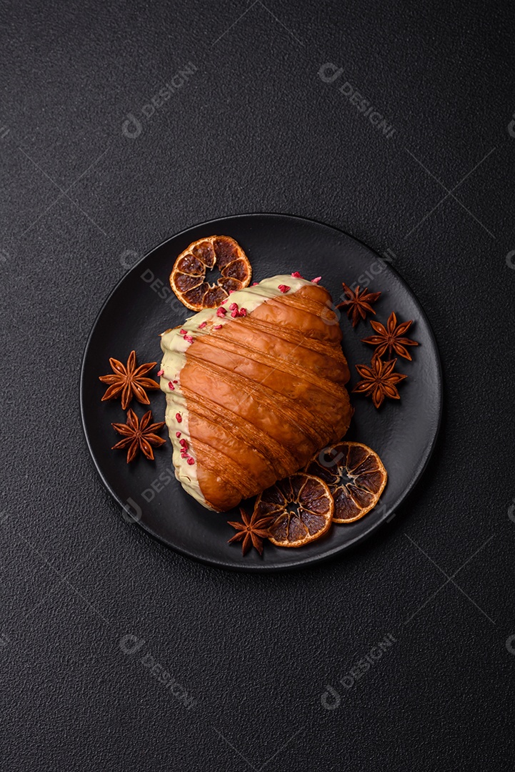 Delicioso croissants em uma mesa de concreto