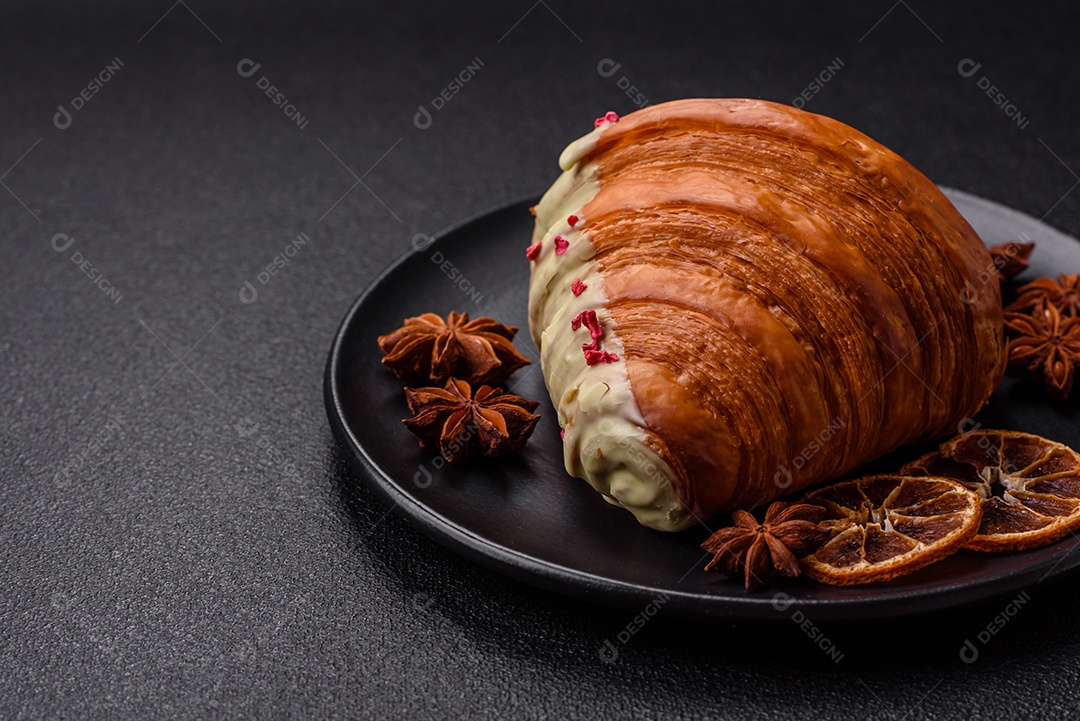 Delicioso croissants em uma mesa de concreto