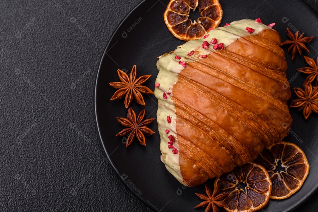 Delicioso croissants em uma mesa de concreto