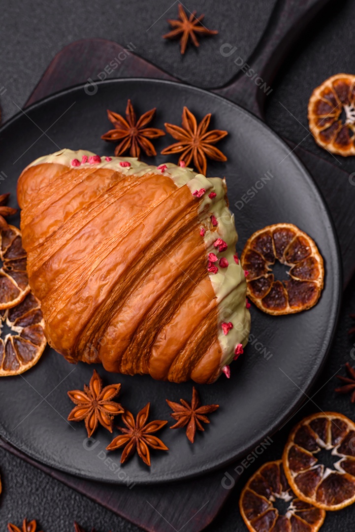 Delicioso croissants em uma mesa de concreto