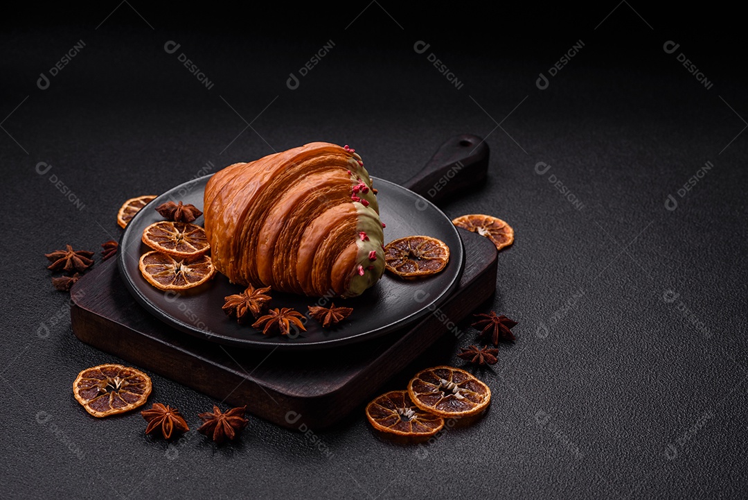 Delicioso croissants em uma mesa de concreto