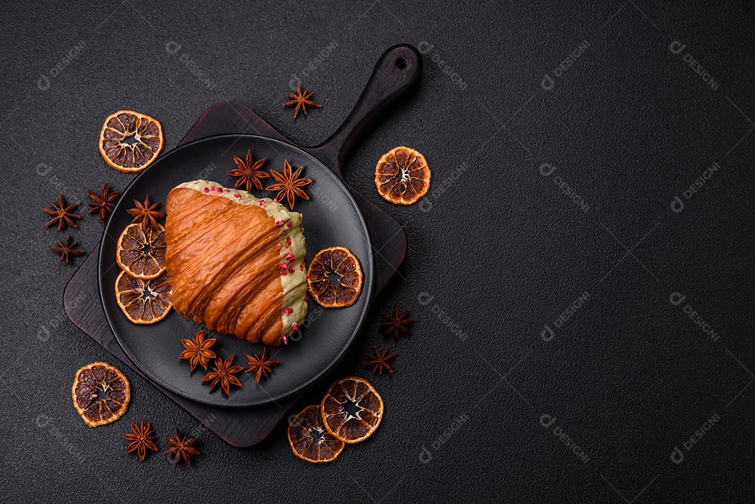 Delicioso croissants em uma mesa de concreto