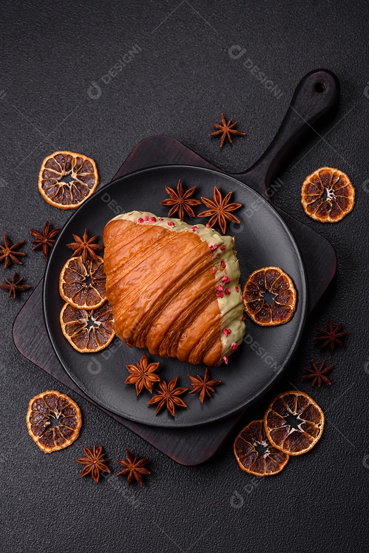 Delicioso croissants em uma mesa de concreto