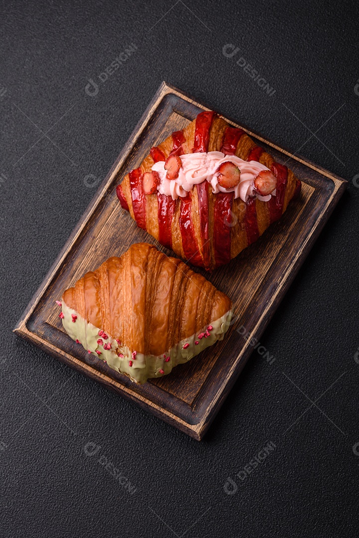 Delicioso croissants em uma mesa de concreto
