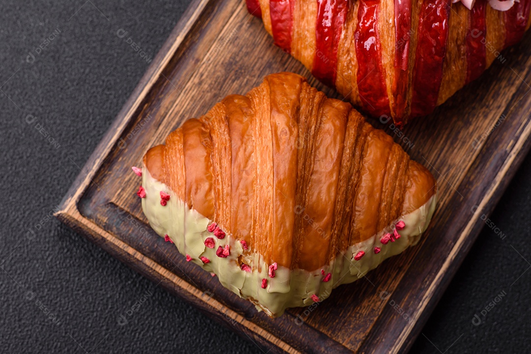 Delicioso croissants em uma mesa de concreto