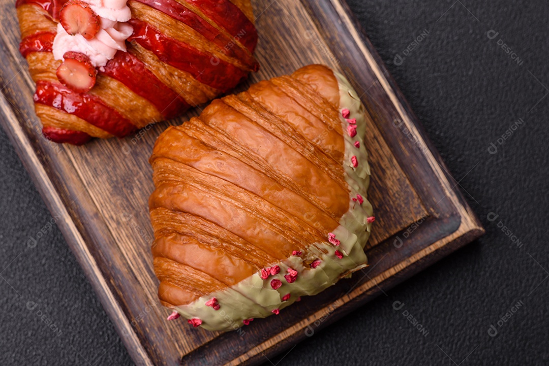 Delicioso croissants em uma mesa de concreto