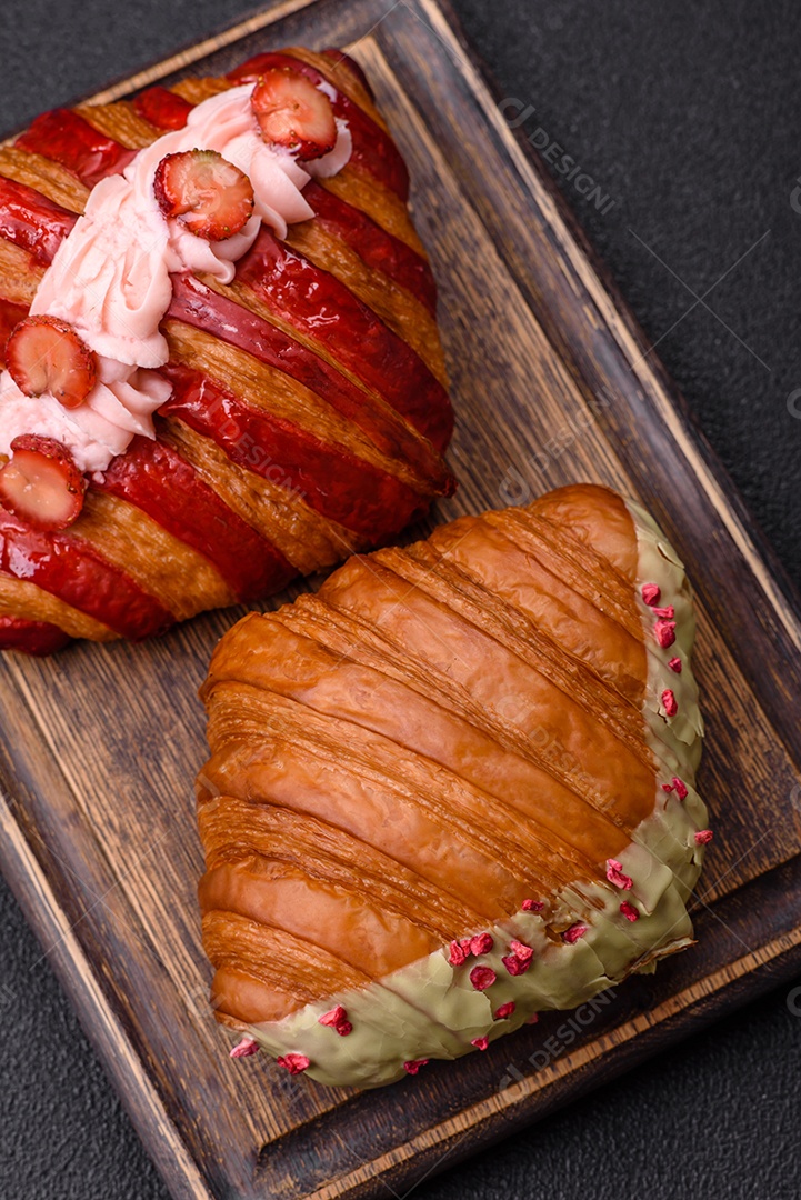 Delicioso croissants em uma mesa de concreto