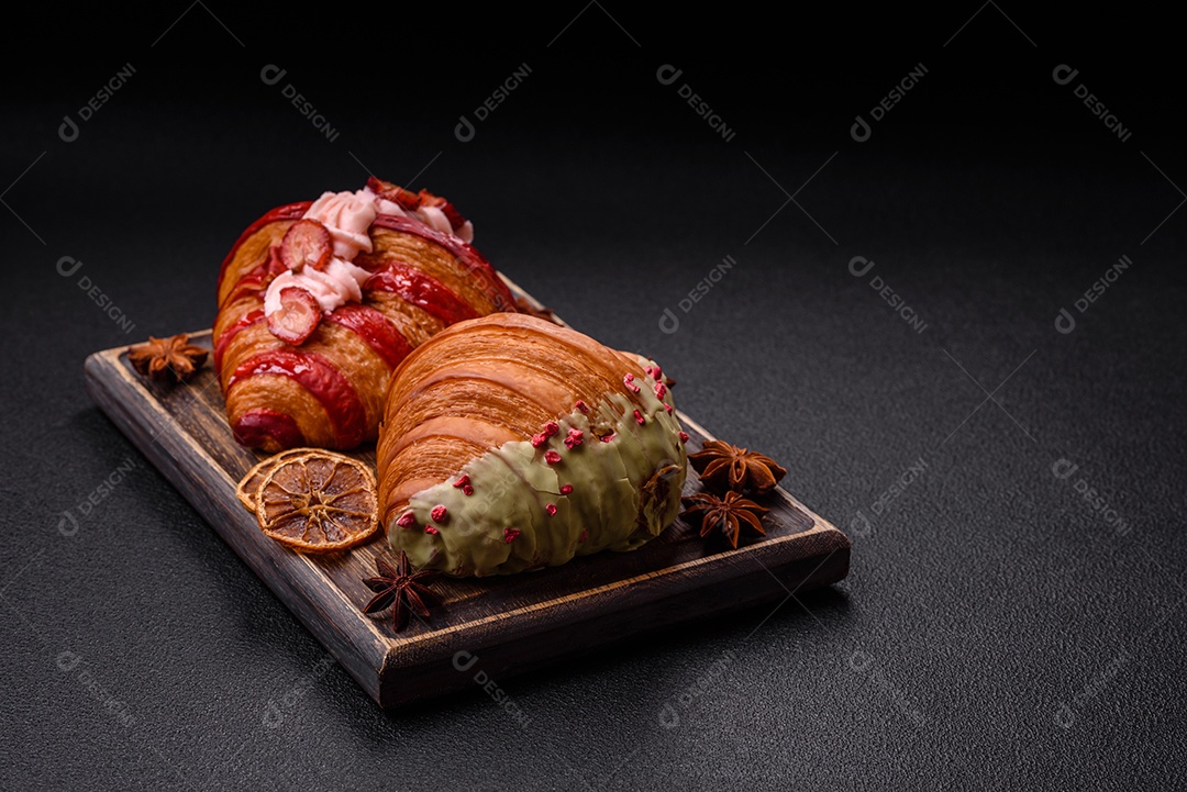 Delicioso croissants em uma mesa de concreto