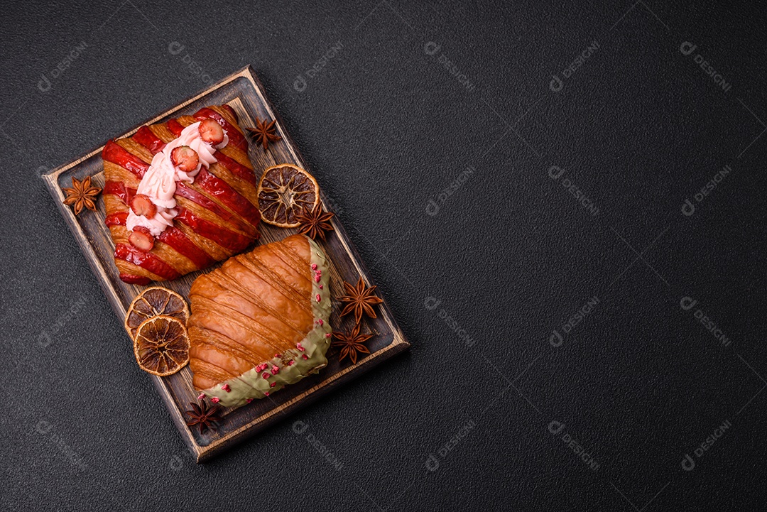 Delicioso croissants em uma mesa de concreto
