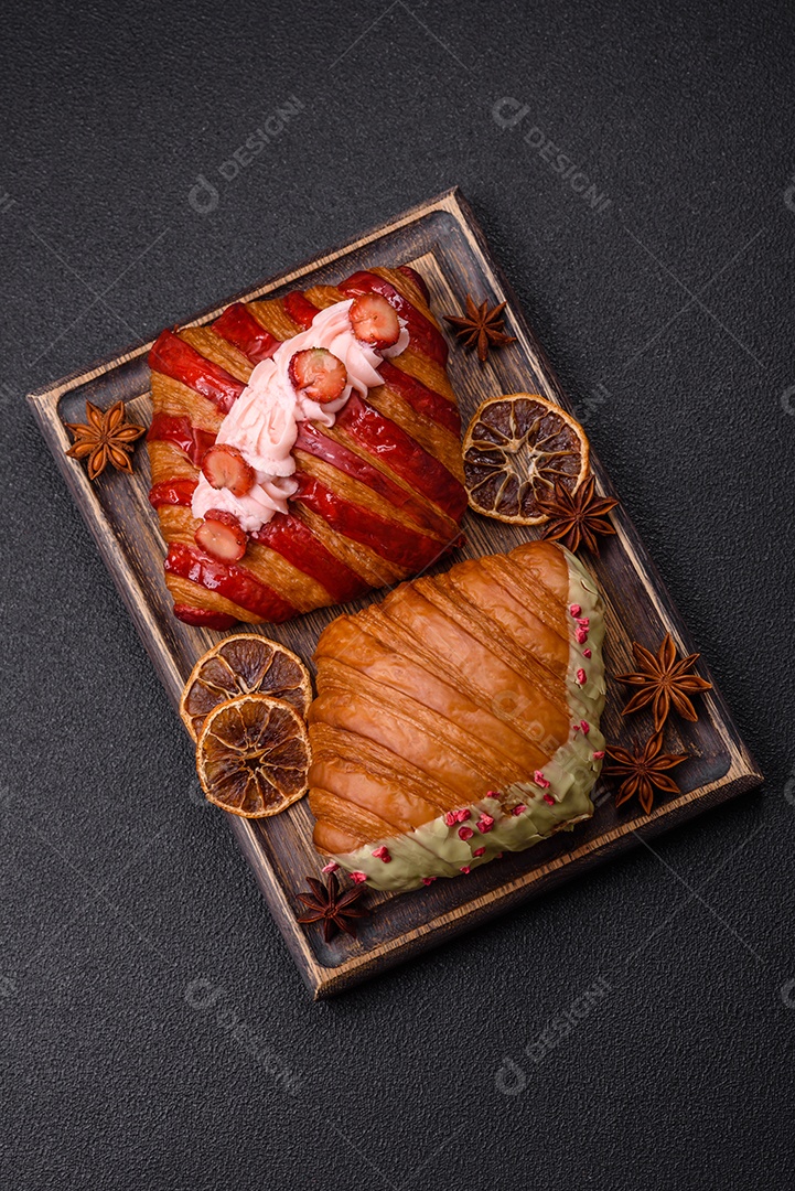 Delicioso croissants em uma mesa de concreto