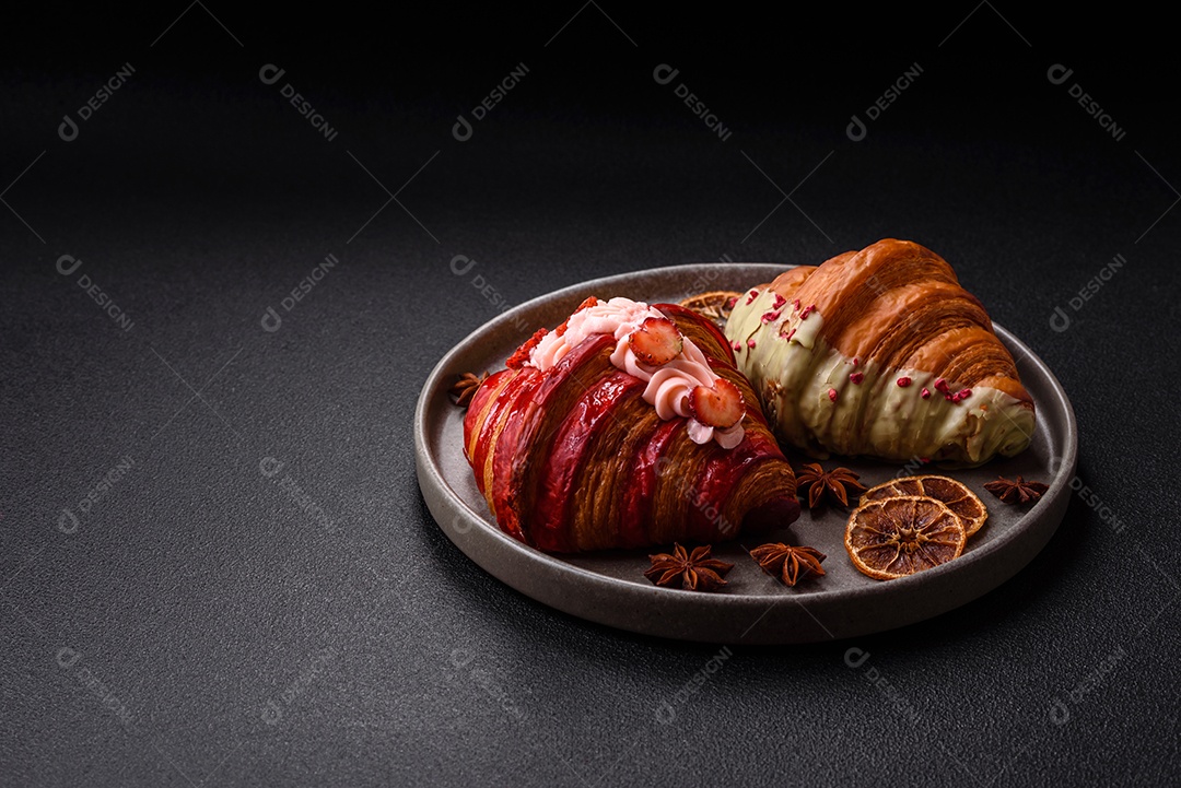 Delicioso croissants em uma mesa de concreto