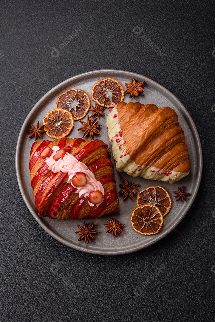 Delicioso croissants em uma mesa de concreto