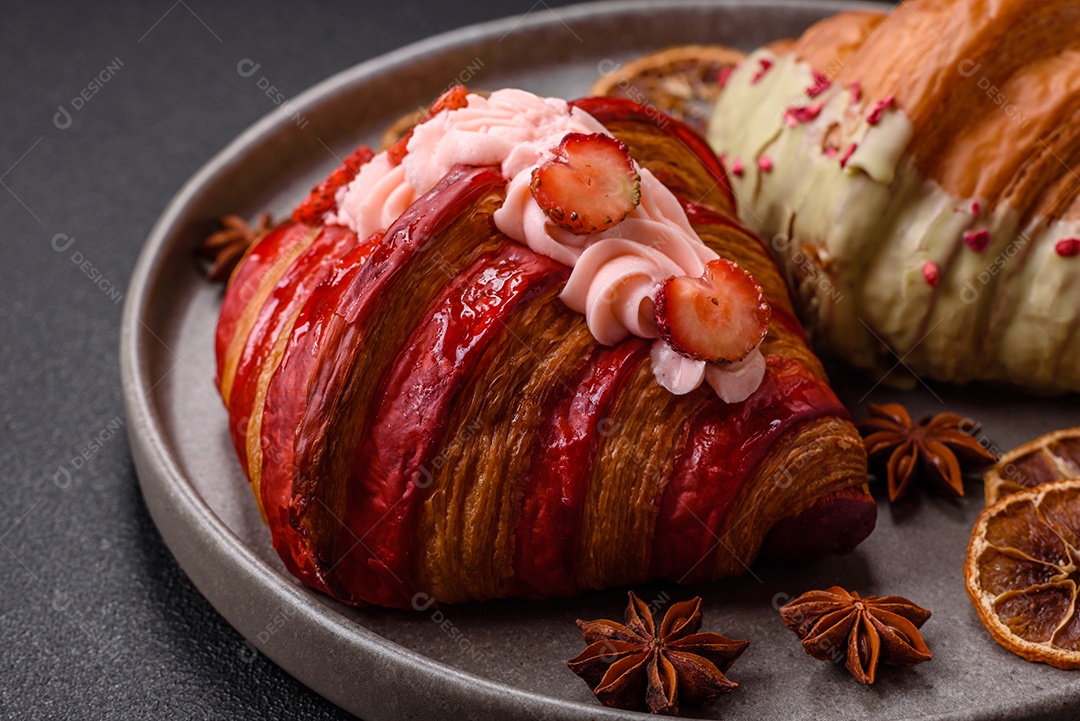 Delicioso croissants em uma mesa de concreto