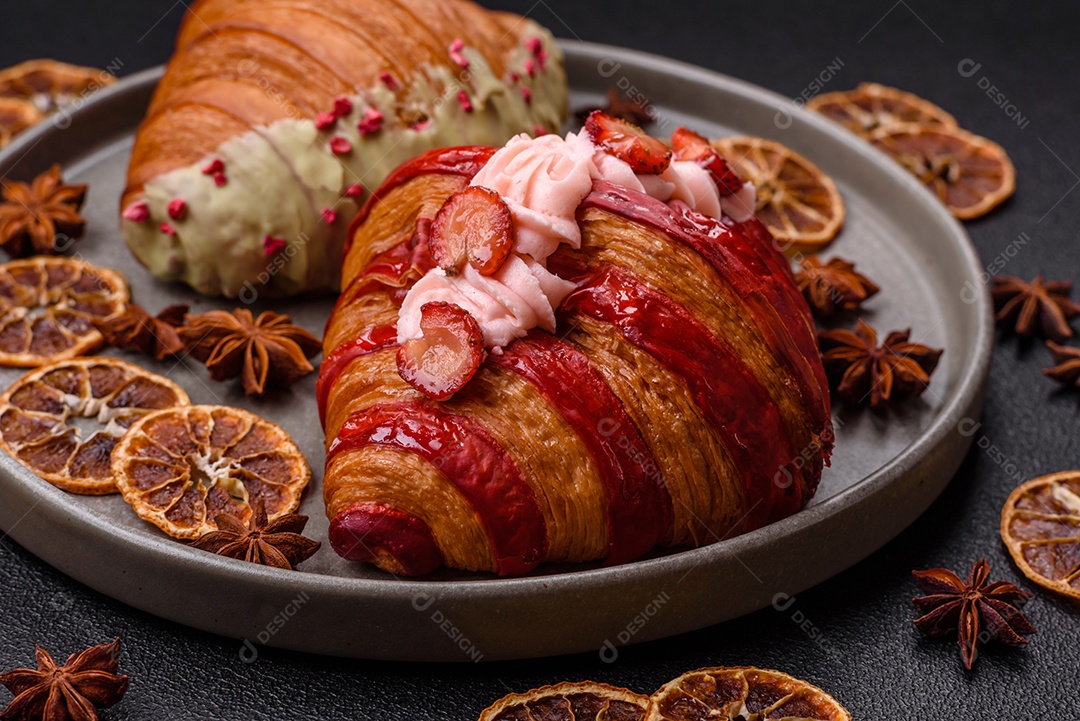 Delicioso croissants em uma mesa de concreto