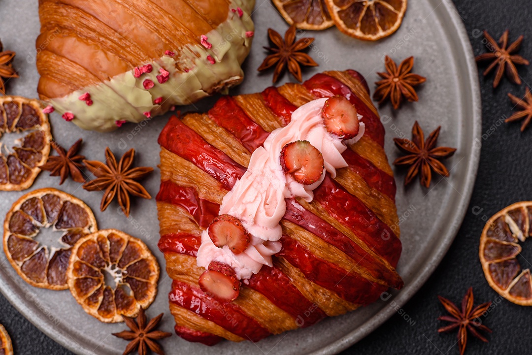 Delicioso croissants em uma mesa de concreto