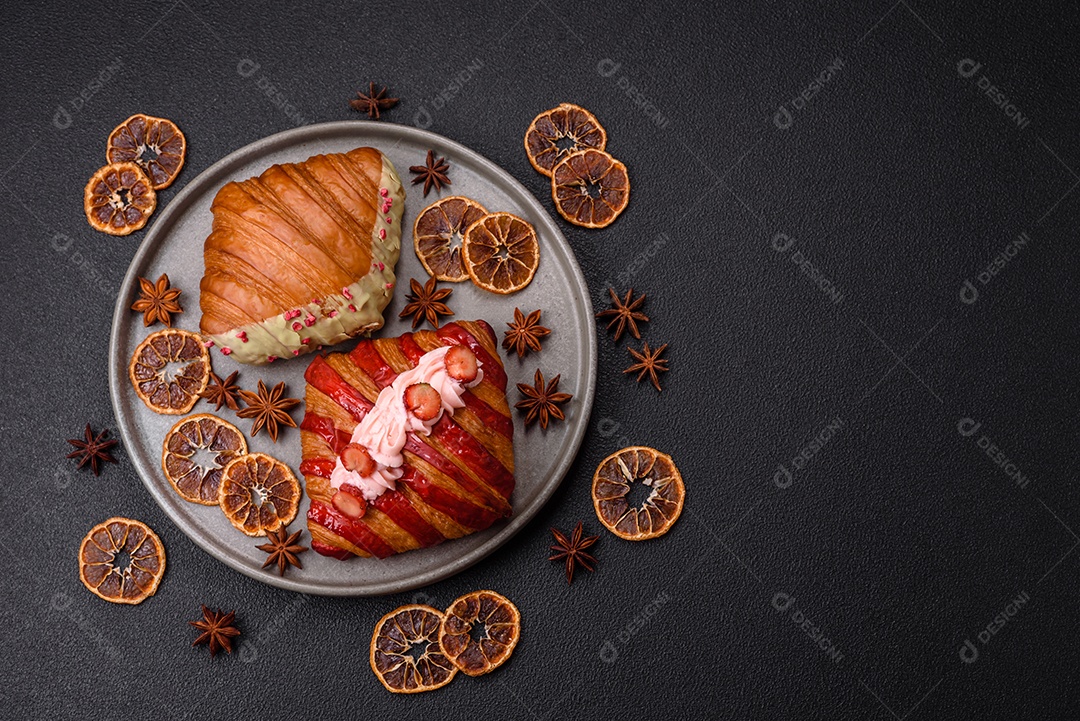 Delicioso croissants em uma mesa de concreto