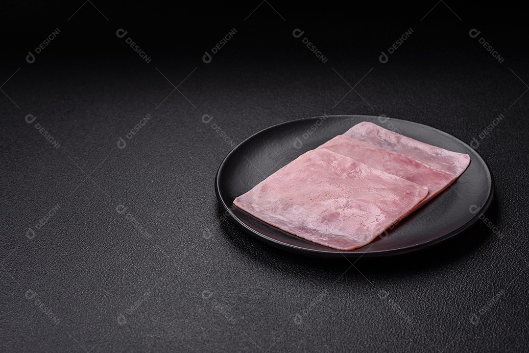 Presunto cortado em fatias quadradas para fazer deliciosos sanduíches nutritivos