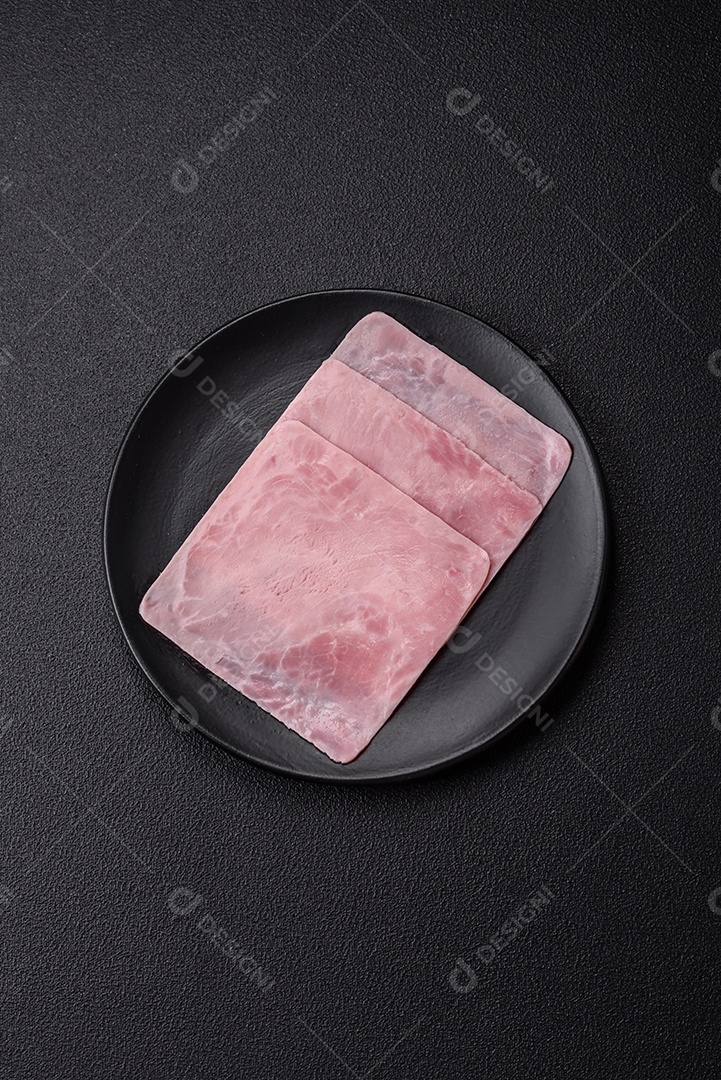 Presunto cortado em fatias quadradas para fazer deliciosos sanduíches nutritivos