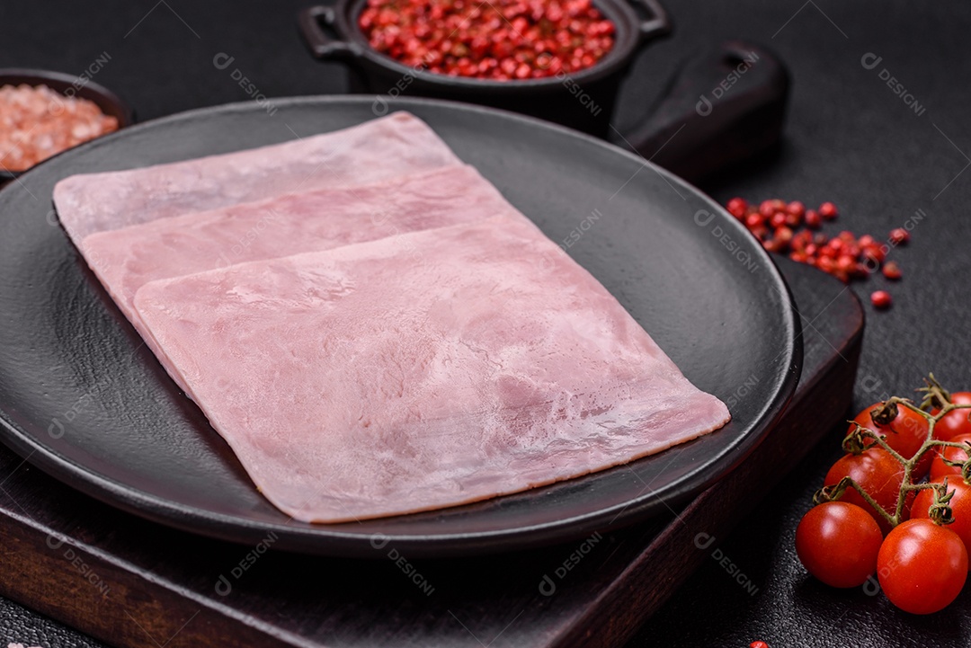 Presunto cortado em fatias quadradas para fazer deliciosos sanduíches nutritivos