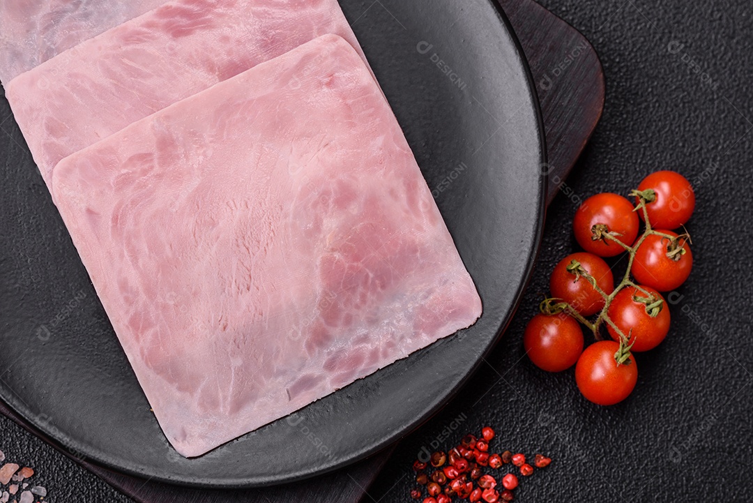 Presunto cortado em fatias quadradas para fazer deliciosos sanduíches nutritivos