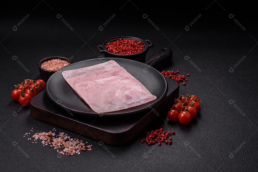 Presunto cortado em fatias quadradas para fazer deliciosos sanduíches nutritivos