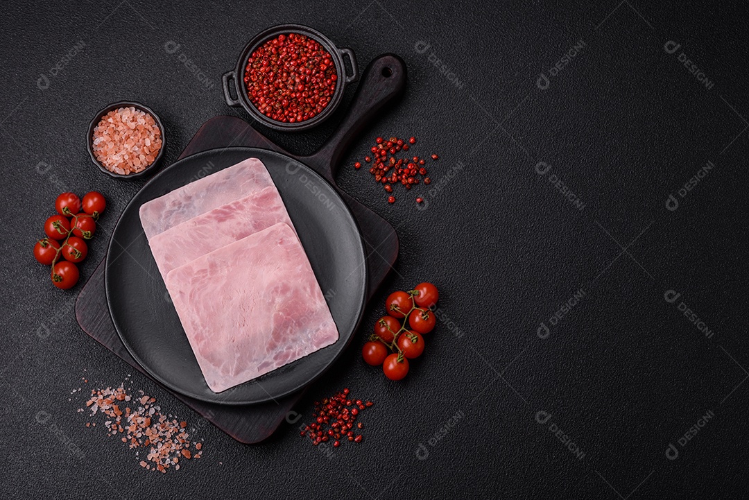 Presunto cortado em fatias quadradas para fazer deliciosos sanduíches nutritivos