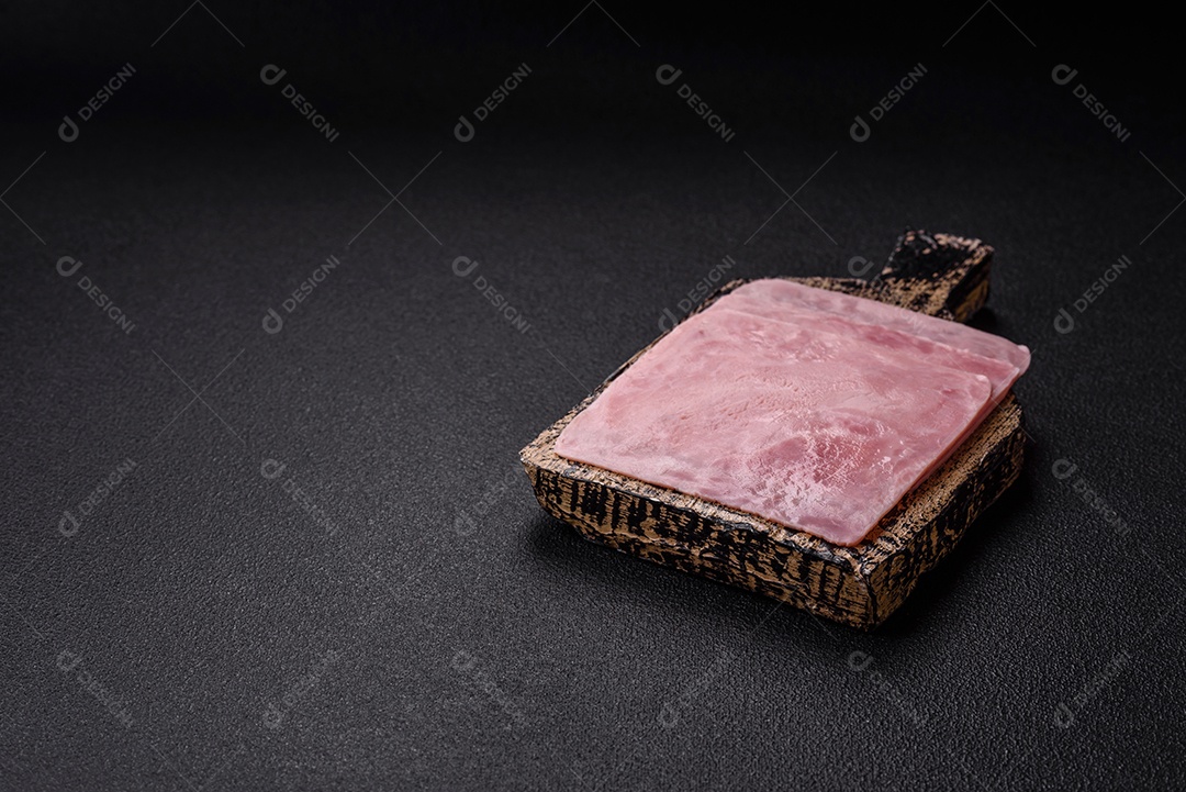 Presunto cortado em fatias quadradas para fazer deliciosos sanduíches nutritivos