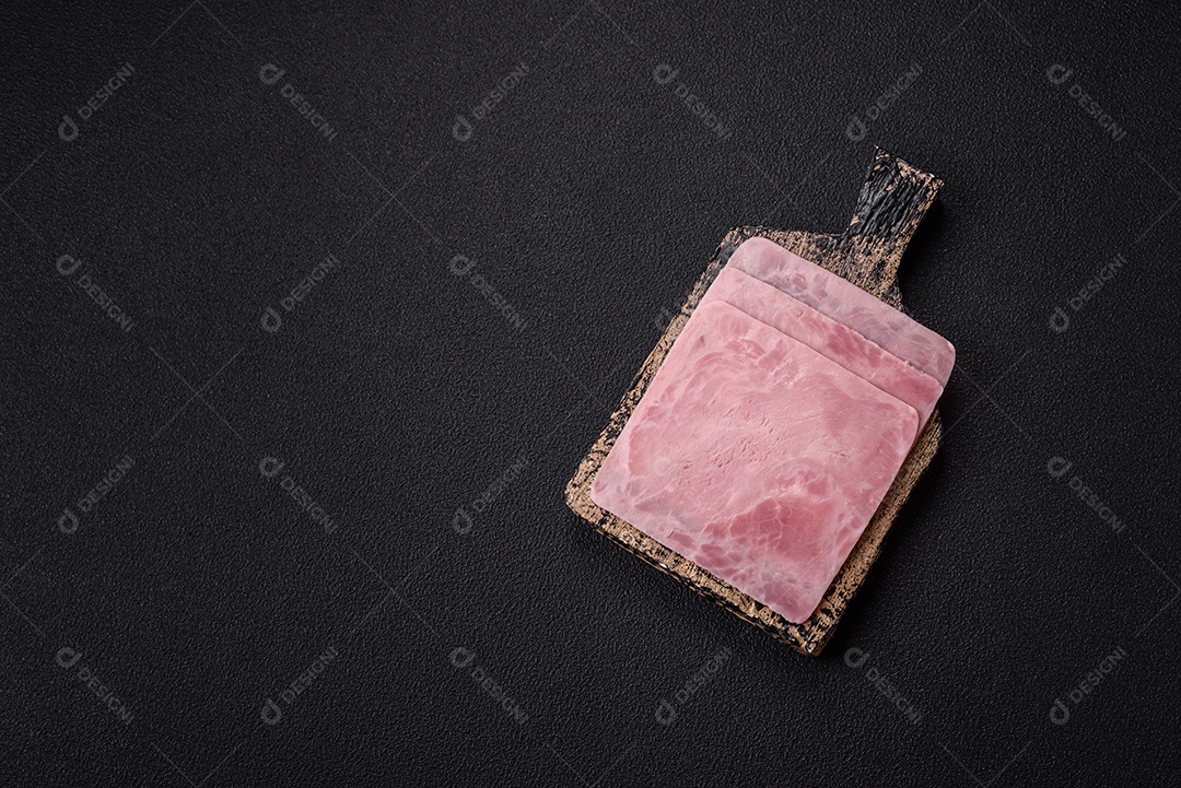 Presunto cortado em fatias quadradas para fazer deliciosos sanduíches nutritivos