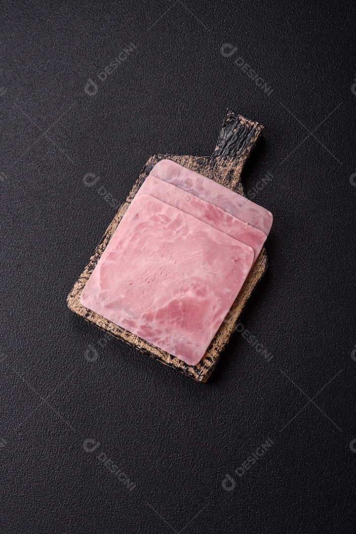 Presunto cortado em fatias quadradas para fazer deliciosos sanduíches nutritivos