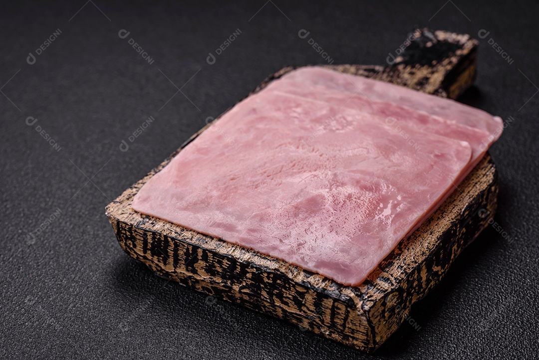 Presunto cortado em fatias quadradas para fazer deliciosos sanduíches nutritivos