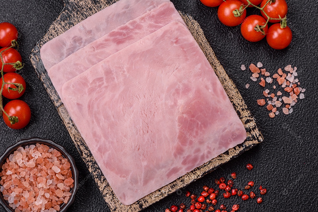 Presunto cortado em fatias quadradas para fazer deliciosos sanduíches nutritivos