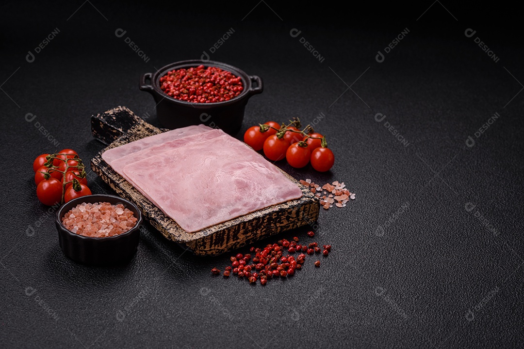 Presunto cortado em fatias quadradas para fazer deliciosos sanduíches nutritivos