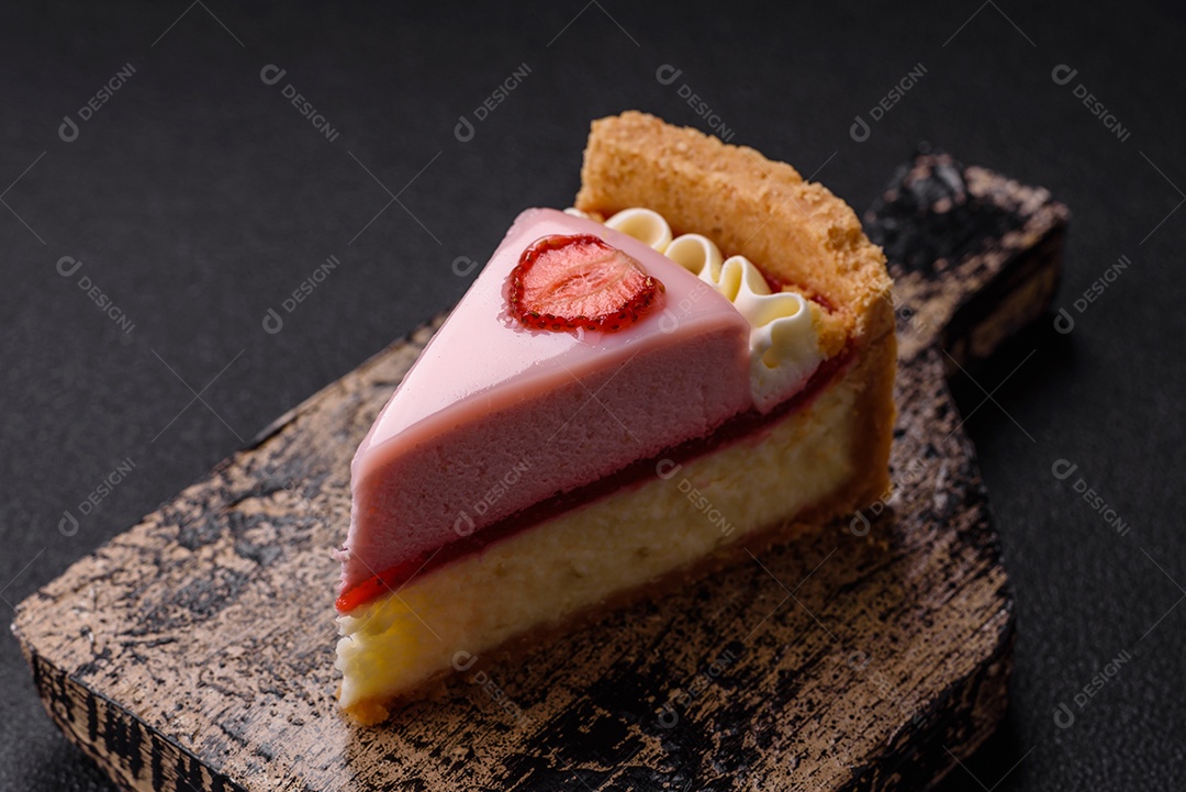 Fatia de bolo em uma mesa de concreto