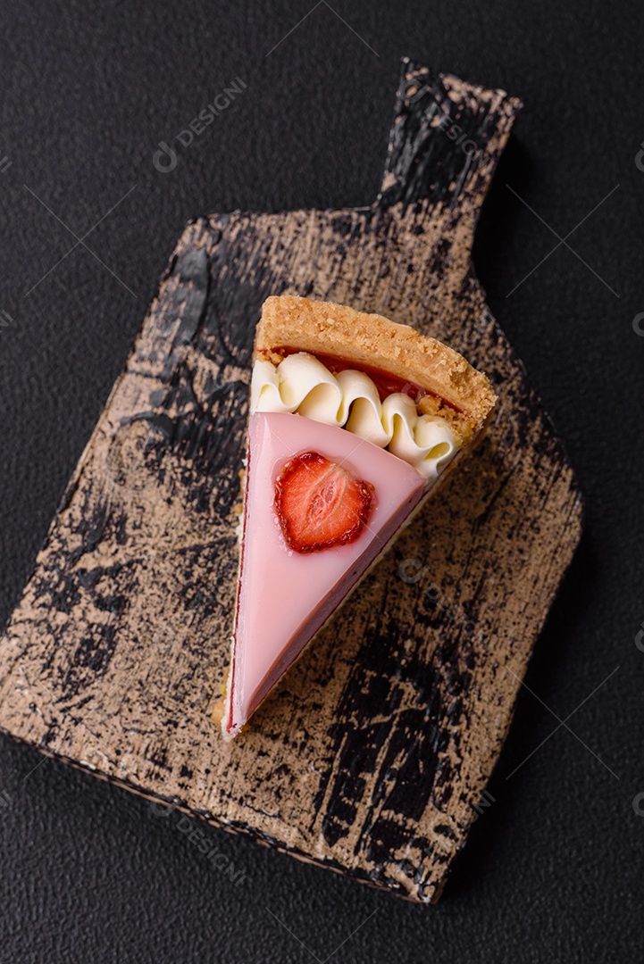 Fatia de bolo em uma mesa de concreto