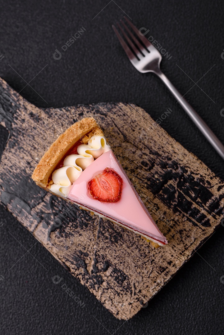 Fatia de bolo em uma mesa de concreto