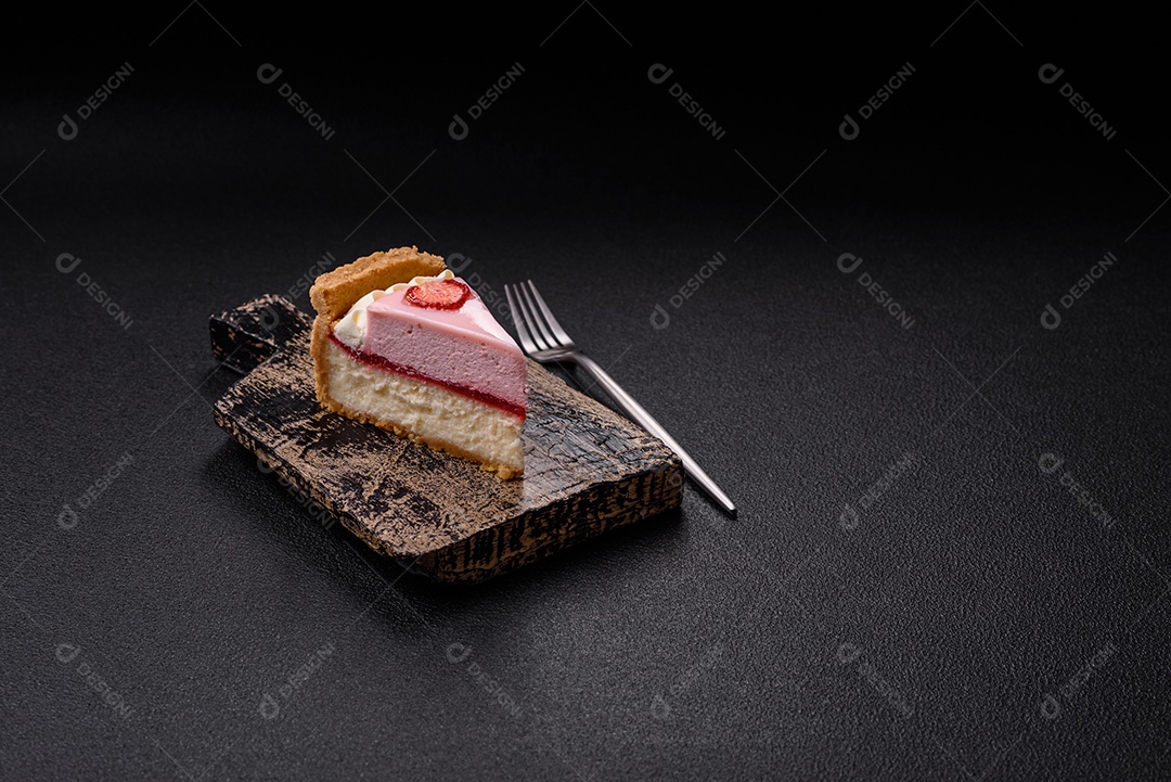 Fatia de bolo em uma mesa de concreto