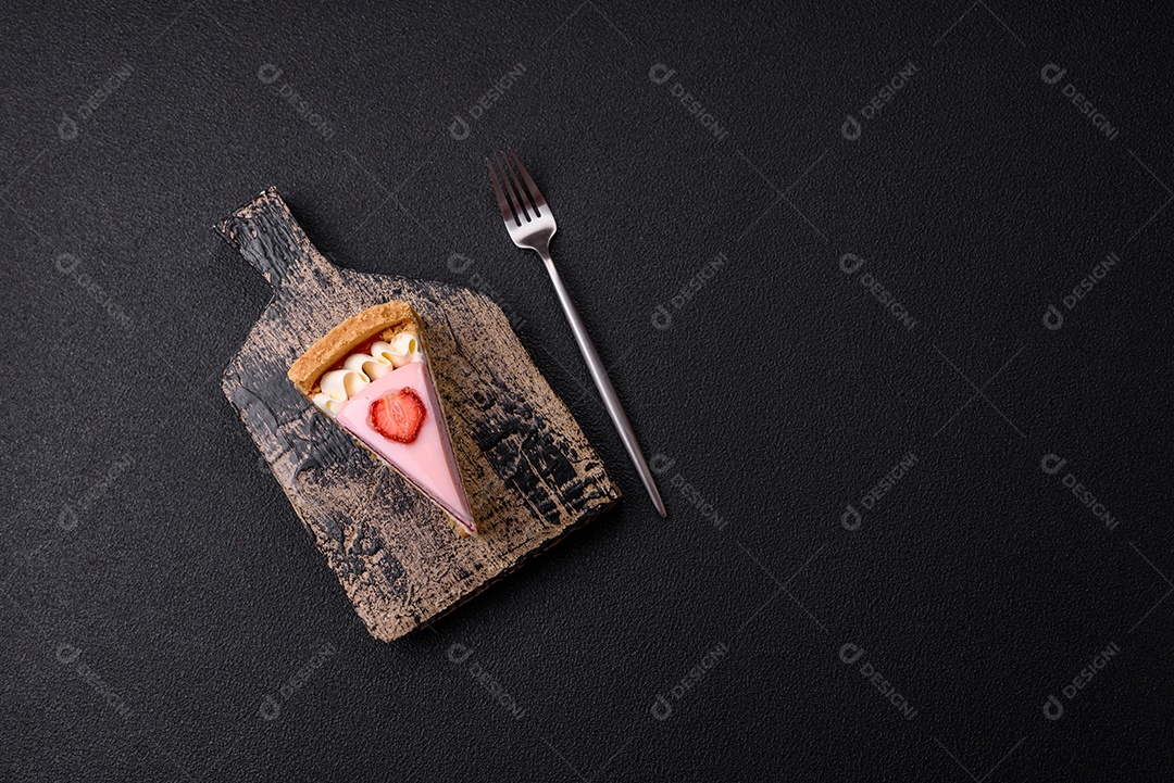 Fatia de bolo em uma mesa de concreto