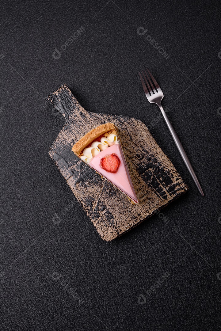 Fatia de bolo em uma mesa de concreto