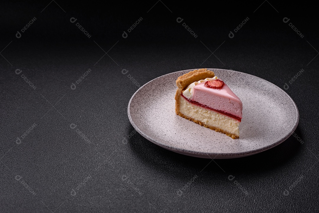 Fatia de bolo em uma mesa de concreto