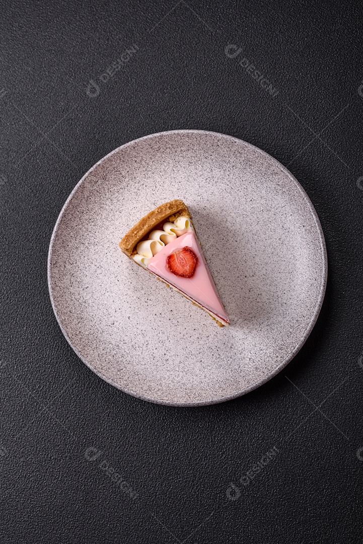 Fatia de bolo em uma mesa de concreto