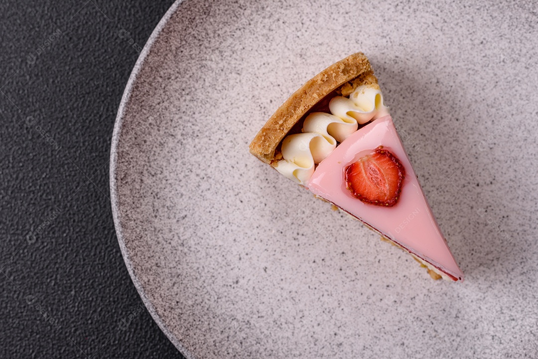 Fatia de bolo em uma mesa de concreto