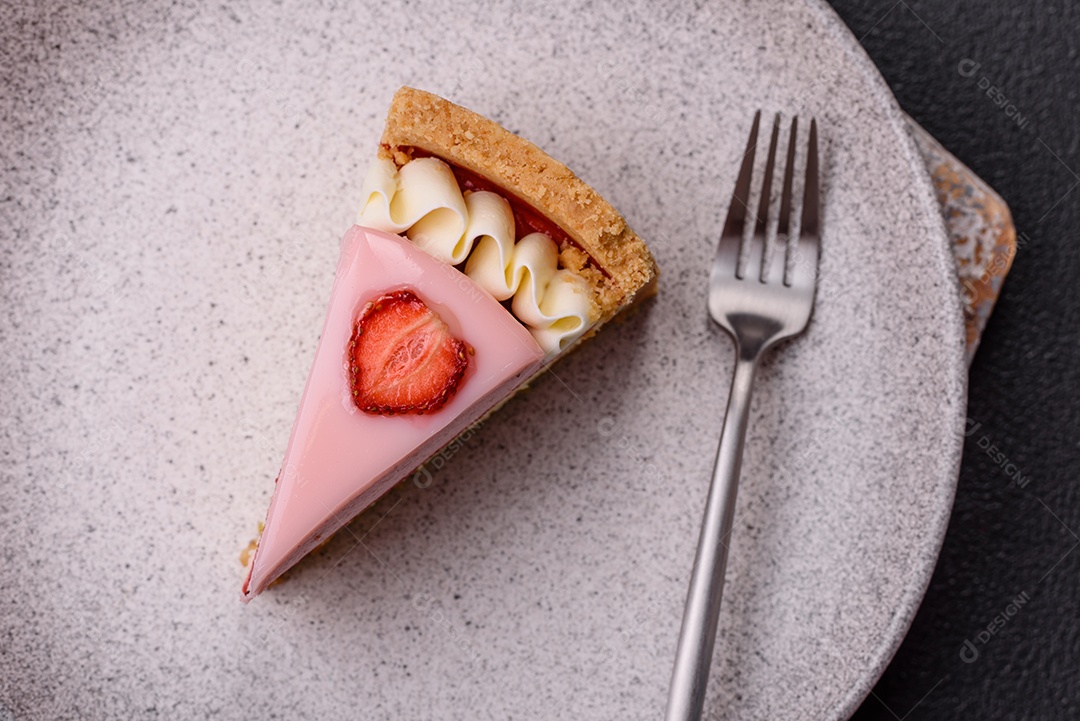 Fatia de bolo em uma mesa de concreto