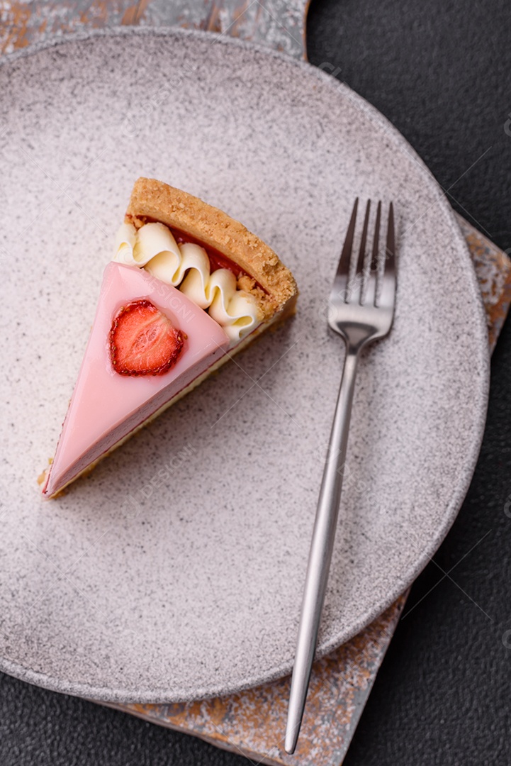 Fatia de bolo em uma mesa de concreto