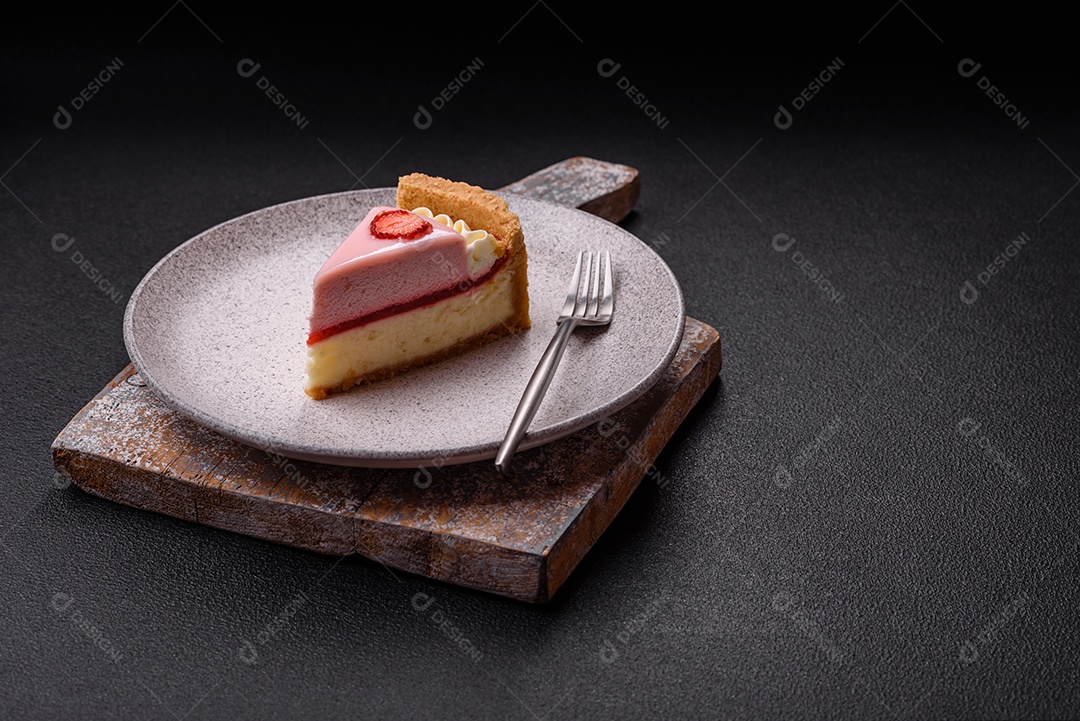 Fatia de bolo em uma mesa de concreto