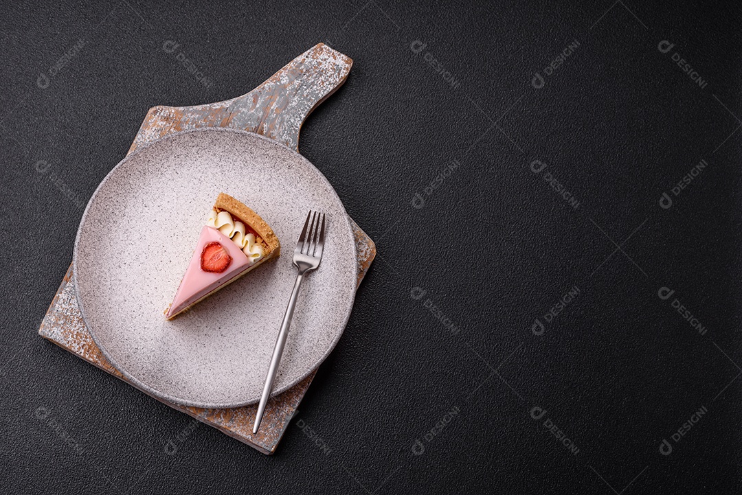 Fatia de bolo em uma mesa de concreto