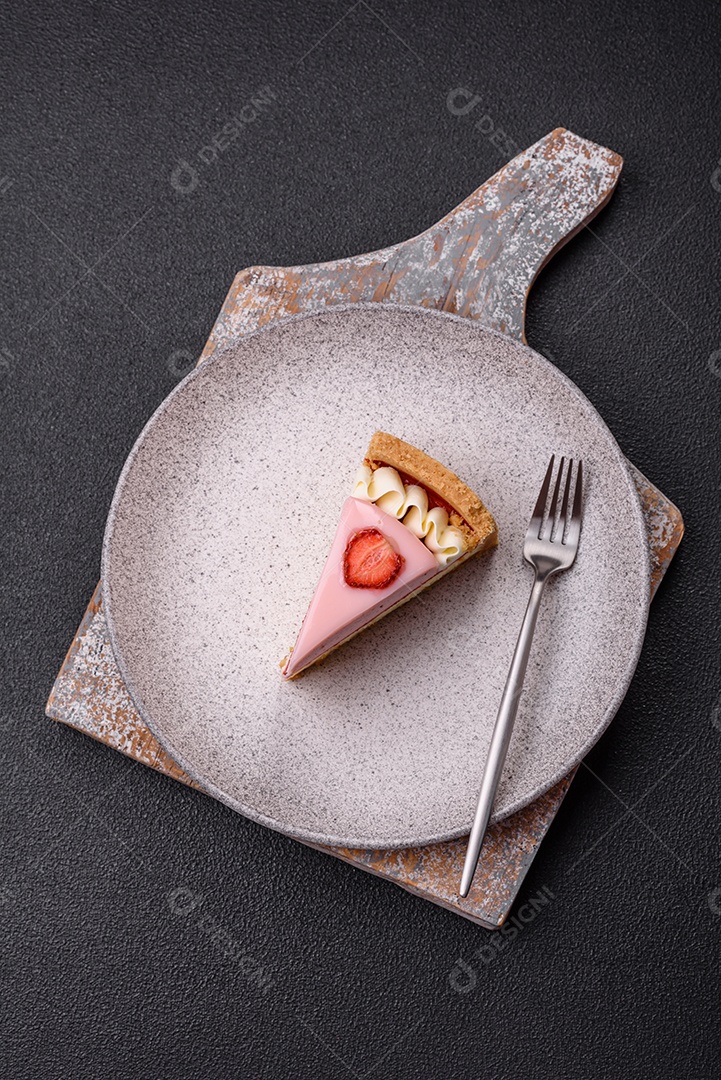 Fatia de bolo em uma mesa de concreto