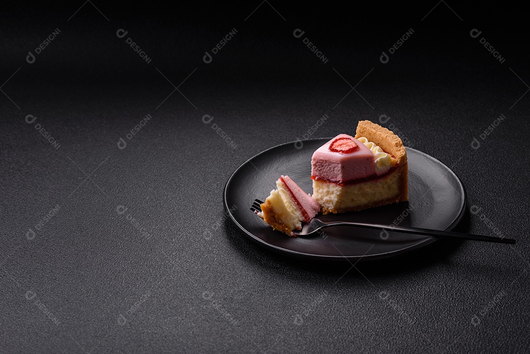 Fatia de bolo em uma mesa de concreto