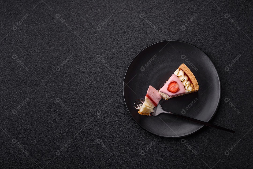 Fatia de bolo em uma mesa de concreto