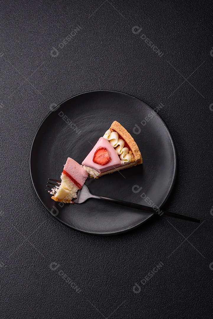 Fatia de bolo em uma mesa de concreto